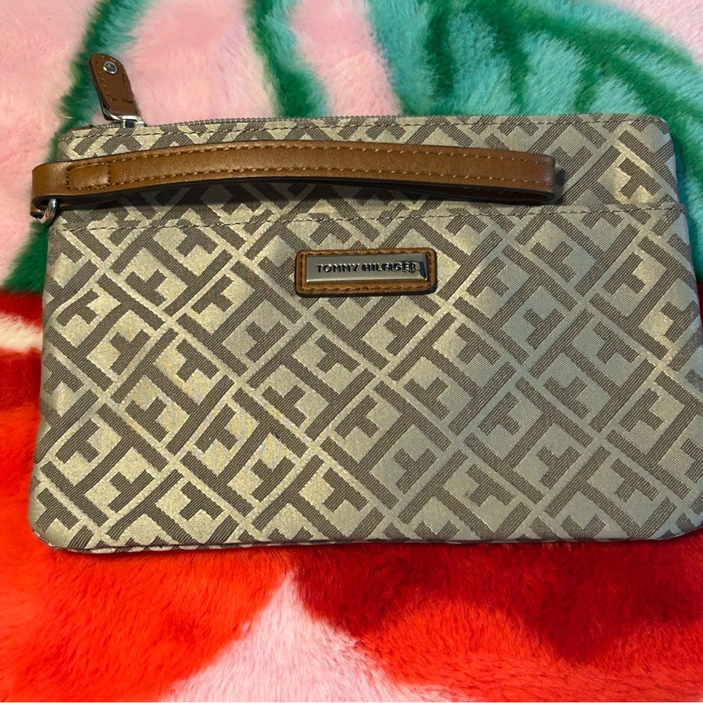 TOMMY HILFIGER Geometric Brown & Tan Wristlet